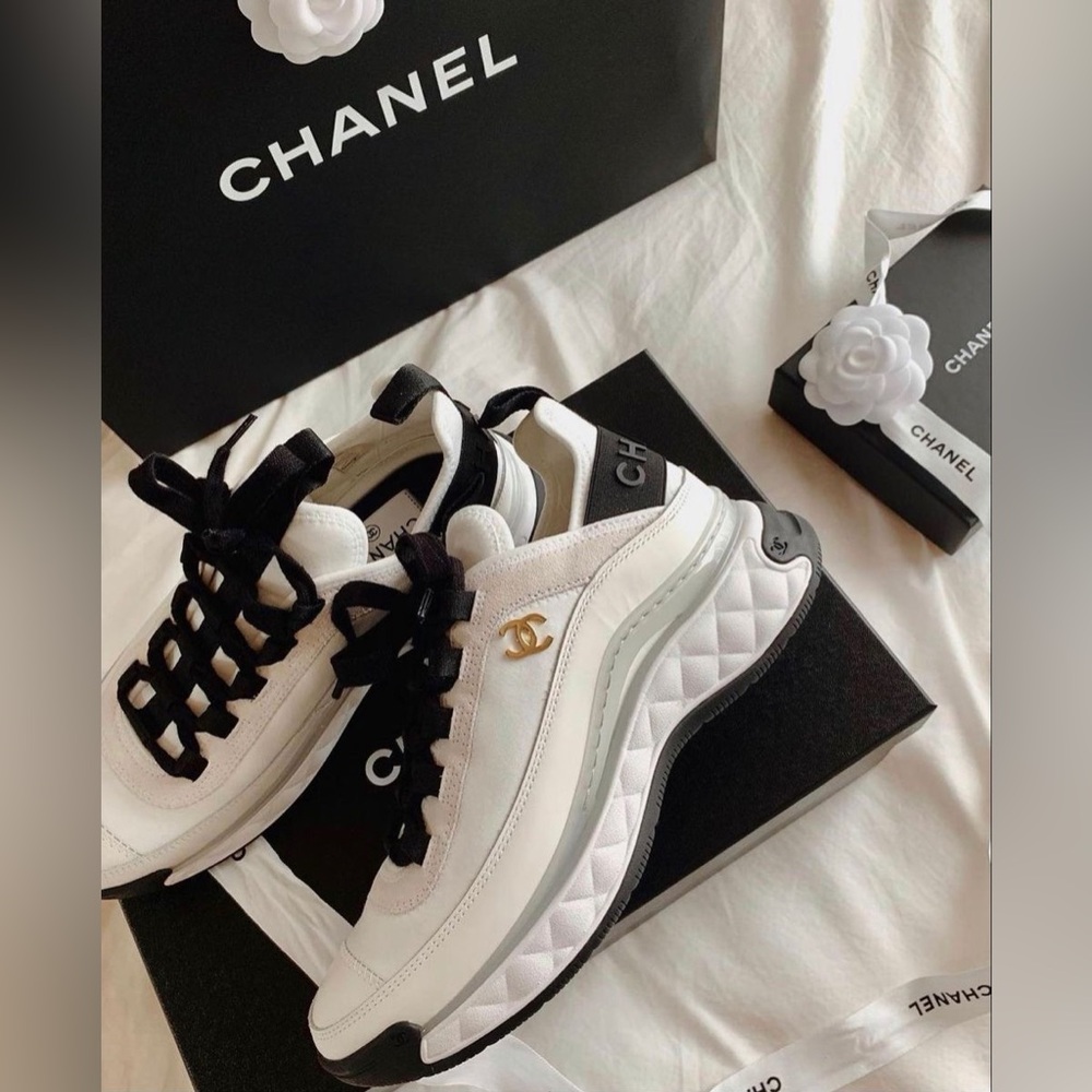 Chanel CC Logo Sneakers – White & Black – Full Boutique Set – Brand New - Picture 4 of 13